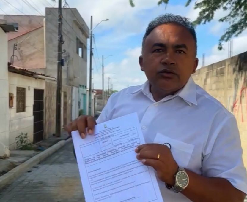 Vereador Severino da Prestação acompanha calçamento na Travessia Três Irmãs
