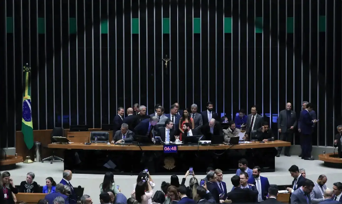 Líder da oposição vê crime em atuação de exonerados na PMCG e classifica MP como “omisso”