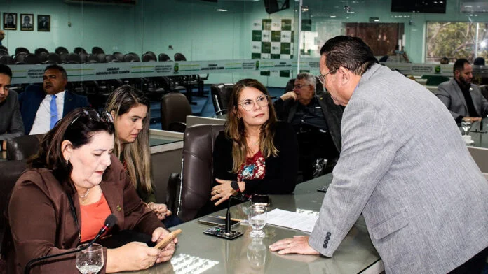 Severino da Prestação prestigia entrega do título de cidadania ao Padre Chrystian, na abertura do Crescer