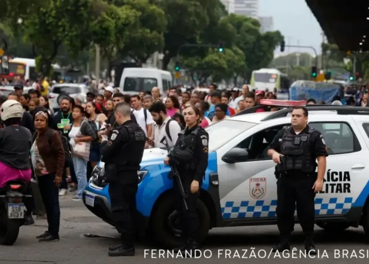 Sessenta criminosos e populares, além de quatro policiais são mortos durante confronto e intenso tiroteio no Rio de Janeiro