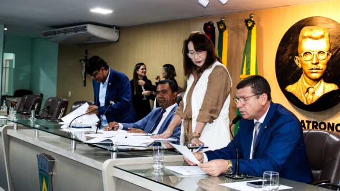 Vereadores discutem problemas relacionados à saúde durante sessão Vereadores discutem problemas relacionados à saúde durante sessão