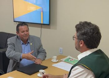 Olimpio se reúne com secretário de Educação para discutir atualização da lei do 14º salário