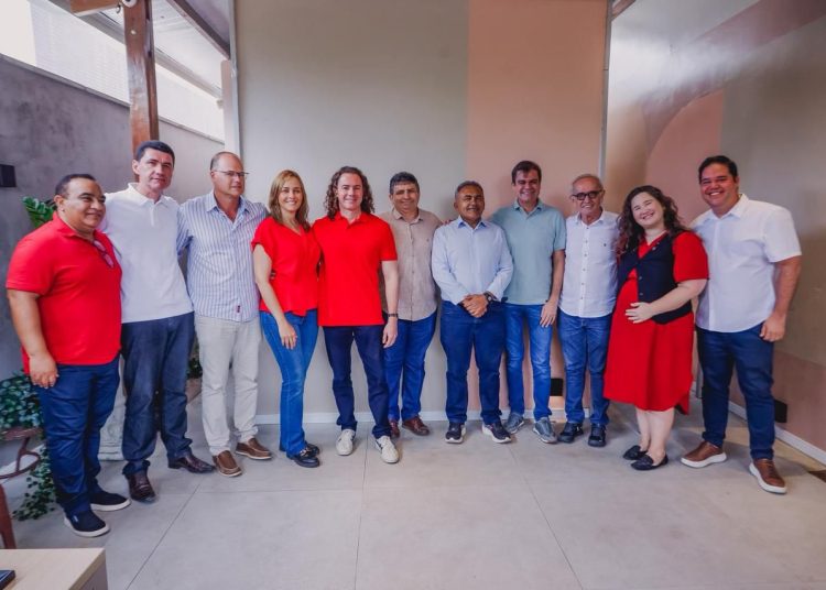 Cícero Lucena anuncia filiação ao MDB e diz estar “voltando para casa” Cícero Lucena anuncia filiação ao MDB e diz estar “voltando para casa”