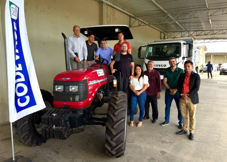 Deputado Romero Rodrigues entrega trator à cidade de Areial para fortalecer a agricultura local