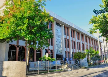 Professores da UEPB protestam em frente à ALPB