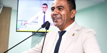 Luciano Breno apresenta projeto para criar diretrizes do Programa Municipal de Acolhimento e Conforto do Acompanhante nas unidades de saúde