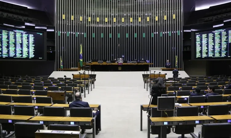 PEC da Reforma Administrativa alcança assinaturas necessárias e é protocolada na Câmara PEC da Reforma Administrativa alcança assinaturas necessárias e é protocolada na Câmara