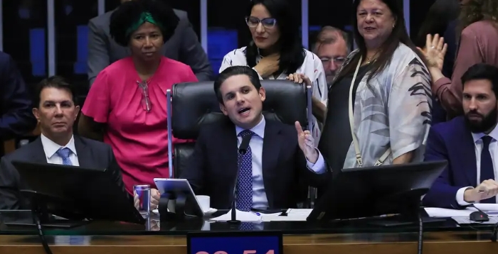 Câmara dá carta branca ao STF e limita ação de partidos pequenos: quem não atingir cláusula de desempenho fica fora do jogo Câmara dá carta branca ao STF e limita ação de partidos pequenos: quem não atingir cláusula de desempenho fica fora do jogo