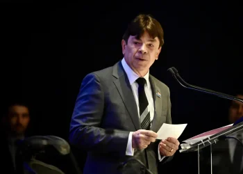 O Ministério da Saúde promove no próximo sábado (18) o Dia D de mobilização nacional pela vacinação. Tradição da Fundação Oswaldo Cruz (Fiocruz), o evento celebra a saúde e a cidadania, oferecendo gratuitamente vacinas para crianças e adultos, além de atividades culturais, ações de divulgação científica e iniciativas de promoção da saúde. O slogan deste ano é Vacina é vida.  O evento integra as comemorações dos 125 anos da instituição, reafirmando o compromisso com a ciência e a vida.  “Na Fiocruz, produzimos vacina, acreditamos na vacina e celebramos a vacina. Há 125 anos trabalhamos em prol da saúde e da vida das pessoas”, reforça o presidente da Fundação, Mario Moreira.  No Rio de Janeiro, o Fiocruz pra Você 2025 ocorrerá no campus de Manguinhos, das 8h às 17h, com entrada gratuita e classificação livre. Serão oferecidas vacinas para diferentes faixas etárias. Os responsáveis devem levar a caderneta de vacinação da criança e do adolescente. As crianças de 2 meses a 4 anos, 11 meses e 29 dias poderão tomar as vacinas Inativada Poliomielite (VIP), Pentavalente e Pneumocócica 10. Adultos também poderão apresentar documento oficial com foto para se imunizar contra a covid-19 e influenza.  Além da imunização, o público encontrará uma programação repleta de atrações culturais, espaços de lazer e oficinas interativas, voltadas à divulgação científica e à promoção da saúde.  “Se você mora no Rio, venha celebrar com a gente. Especialmente, se você mora no entorno, nas proximidades, é nosso convidado especial. É um dia de vacina, de cultura, de brincadeiras, de diversão, mas também de muita conscientização”, convida Mario Moreira.  A programação será ampla e diversificada, com atividades para todas as idades — crianças, jovens, adultos e idosos. Haverá atividades de norte a sul do país, nas cidades de Manaus, Porto Velho, Brasília, Eusébio (CE), Teresina, Salvador, Rio de Janeiro, Belo Horizonte, Ribeirão Preto (SP) e Curitiba, que sediam unidades da Fiocruz.  Criado em 1994, o Fiocruz pra Você nasceu como uma ação de promoção da cidadania e enfrentamento da violência nas comunidades próximas à fundação. Desde então, o evento se consolidou como um marco anual de integração entre a ciência e a sociedade, reafirmando os valores da instituição: promover saúde, desenvolvimento social e conhecimento científico a serviço da vida.