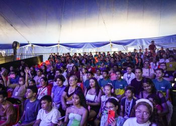 Estudantes de escolas municipais de Campina Grande assistem a espetáculo especial no Circo