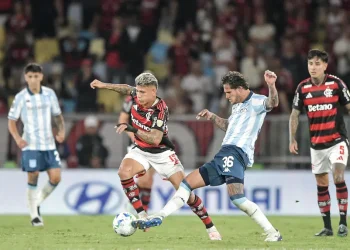 Flamengo vence Racing e sai na frente por vaga na final da Libertadores