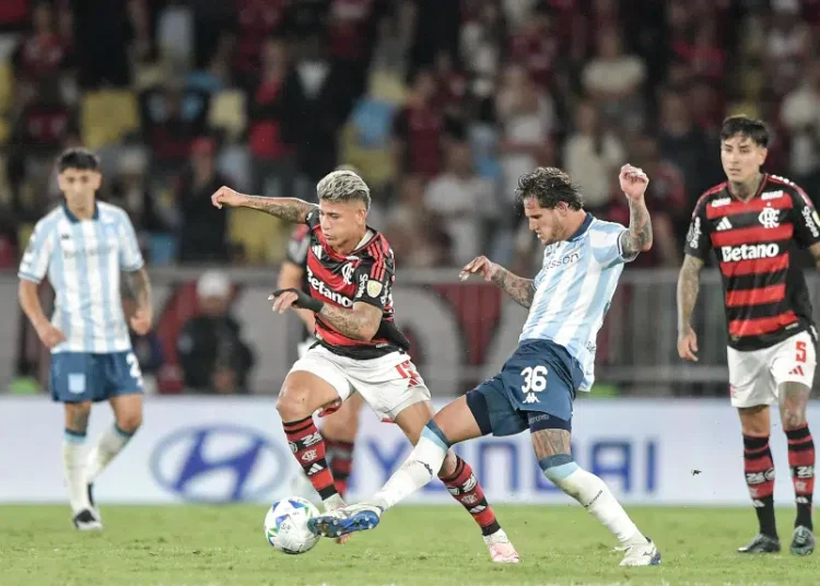 Flamengo vence Racing e sai na frente por vaga na final da Libertadores