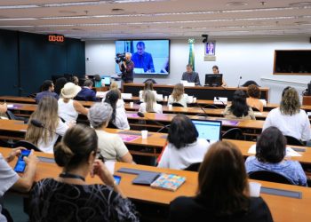 Especialistas defendem criação de política nacional para atenção à mulher na menopausa