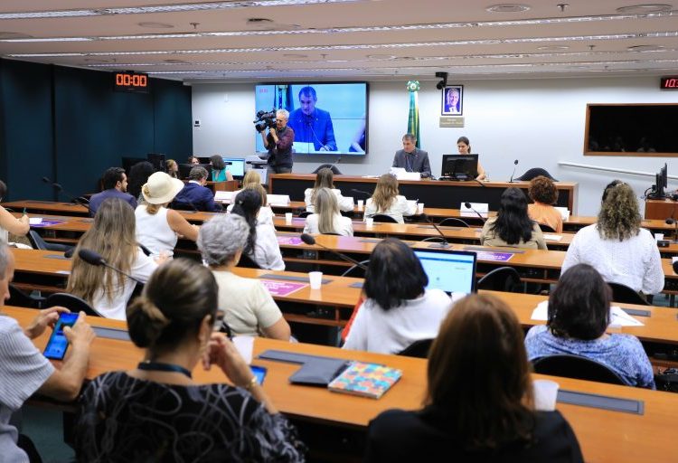 Especialistas defendem criação de política nacional para atenção à mulher na menopausa Especialistas defendem criação de política nacional para atenção à mulher na menopausa