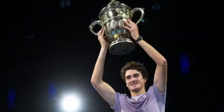 Tenista brasileiro faz história e conquista título inédito para o Brasil Tenista brasileiro faz história e conquista título inédito para o Brasil