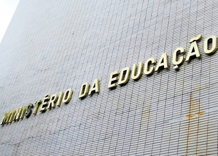 MEC suspende por 120 dias edital que cria novos cursos privados de medicina MEC suspende por 120 dias edital que cria novos cursos privados de medicina