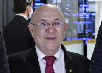 Ex-senador, Ney Suassuna é acusado de falsidade para comandar empresa