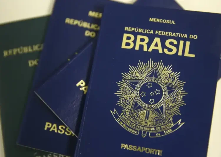 Sem reforço no orçamento, PF ameaça suspender emissão de passaportes em novembro Sem reforço no orçamento, PF ameaça suspender emissão de passaportes em novembro