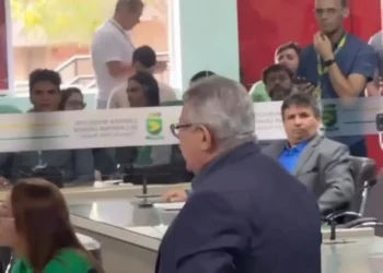 Dinho e Pimentel entram em “rota de colisão” e batem boca no plenário da Câmara