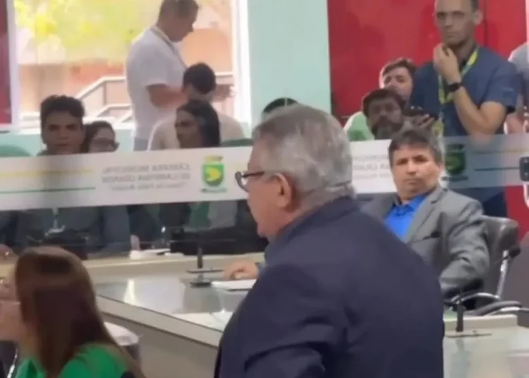 Dinho e Pimentel entram em “rota de colisão” e batem boca no plenário da Câmara Dinho e Pimentel entram em “rota de colisão” e batem boca no plenário da Câmara