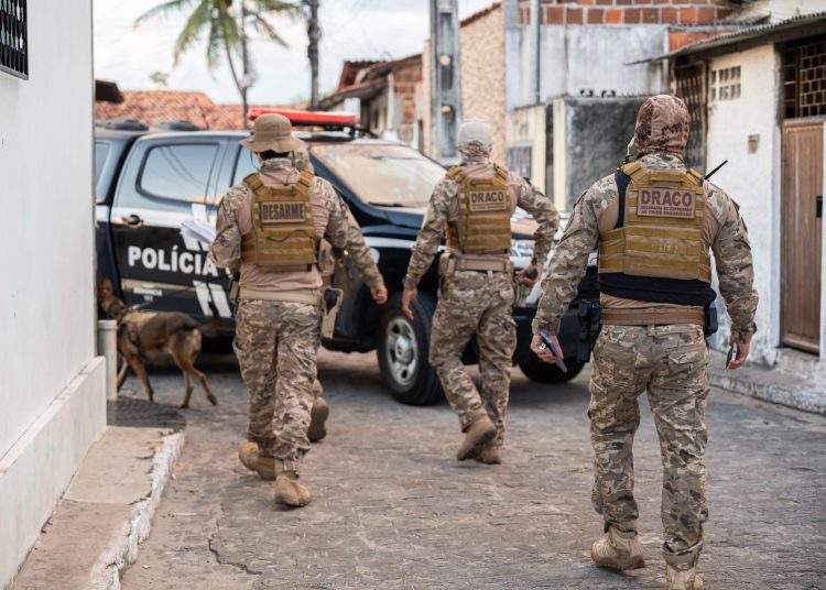 Empresário é preso ao tentar comprar arma de fogo com documento falso