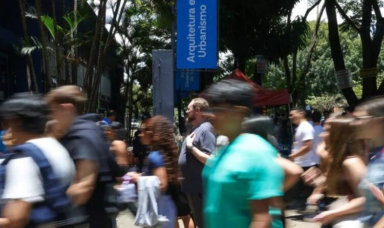Abstenção no primeiro dia do Enem 2025 chegou a 27%; gabarito sai na próxima quinta-feira Abstenção no primeiro dia do Enem 2025 chegou a 27%; gabarito sai na próxima quinta-feira