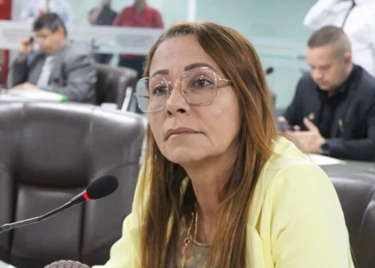Vereadora Aninha Cardoso fiscaliza escola com salas interditadas por causa de cupins em Campina Grande Vereadora Aninha Cardoso fiscaliza escola com salas interditadas por causa de cupins em Campina Grande