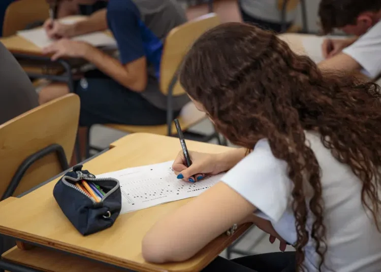Saiba qual foi o tema da redação deste ano do Enem Saiba qual foi o tema da redação deste ano do Enem