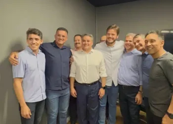Enquanto Cícero aguarda os Cunha Lima, Efraim é recebido por parte do grupo em Campina