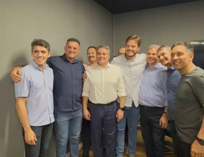 Enquanto Cícero aguarda os Cunha Lima, Efraim é recebido por parte do grupo em Campina Enquanto Cícero aguarda os Cunha Lima, Efraim é recebido por parte do grupo em Campina