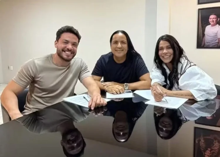 Silvânia Aquino e Berg Rabelo assinam contrato com empresa de Wesley Safadão Silvânia Aquino e Berg Rabelo assinam contrato com empresa de Wesley Safadão