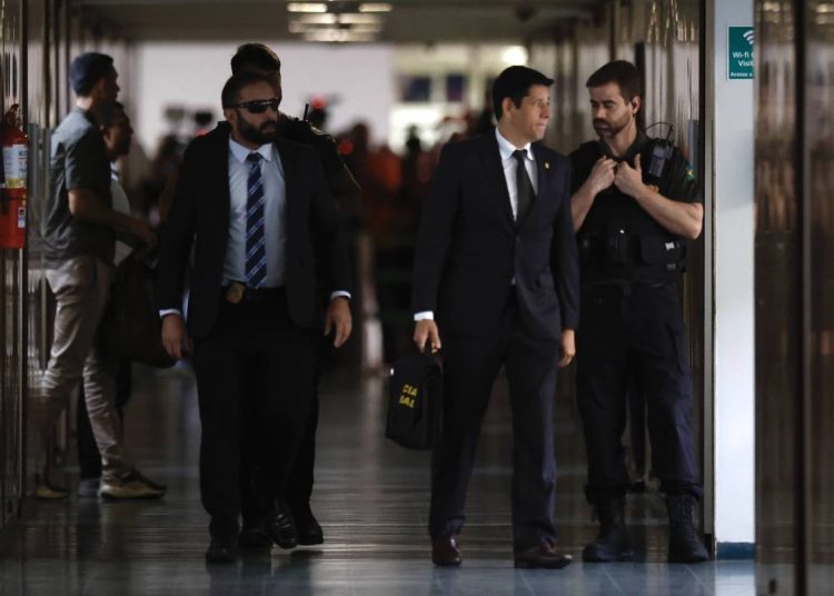 Investigações da PF irritam centrão e escalam tensão entre Congresso, Planalto e STF Investigações da PF irritam centrão e escalam tensão entre Congresso, Planalto e STF
