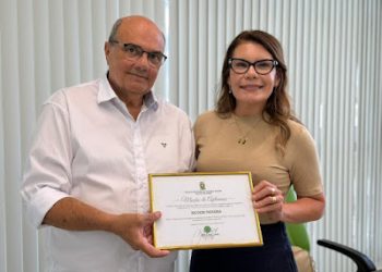 Secretária Fabiana Gomes entrega Moção de Aplausos ao SICOOB pelos 15 anos de atuação em Campina Grande