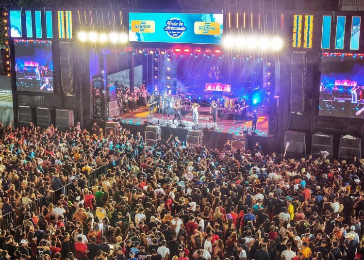 Seu Desejo brilha em mais uma noite de multidão na Festa do Artesanato de Lagoa Seca