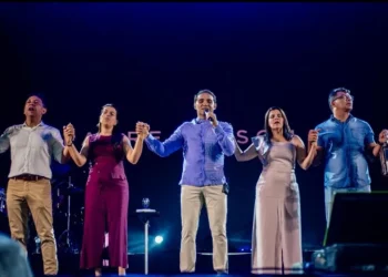 Padre Nilson Nunes volta a emocionar público com fé e adoração na segunda noite da Festa do Artesanato
