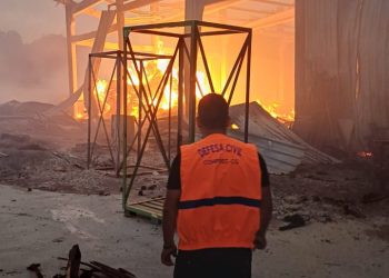 Defesa Civil é acionada para atuar em incêndio de grandes proporções em fábrica de portas em São José da Mata