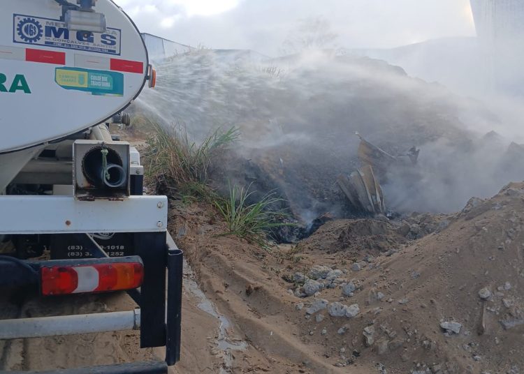 SESUMA mobiliza três caminhões-pipa e utiliza mais de 100 mil litros de água no combate a incêndio em fábrica de São José da Mata