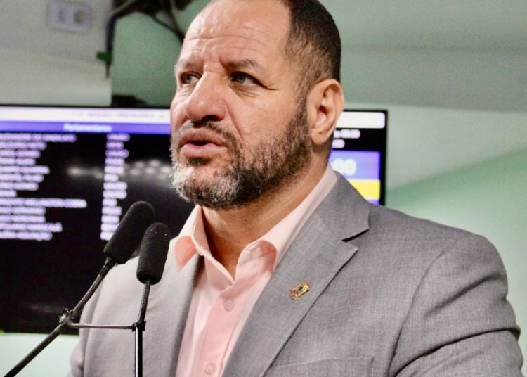 Vereador denuncia atraso de salários e trabalhadores terceirizados da saúde suspendem atividades
