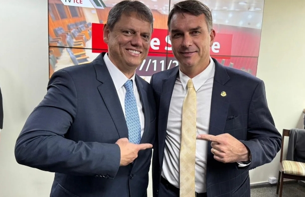 Flávio Bolsonaro celebra apoio de Tarcísio para 2026: “A esquerda treme!” Flávio Bolsonaro celebra apoio de Tarcísio para 2026: “A esquerda treme!”