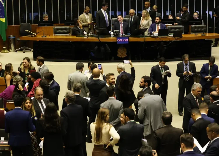 Câmara aprova redução de benefícios fiscais; projeto vai ao Senado Câmara aprova redução de benefícios fiscais; projeto vai ao Senado