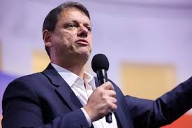 Tarcísio de Freitas é aconselhado a se manter no páreo de 2026