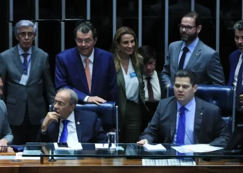 Comissão aprova aumento da taxação de fintechs e bets