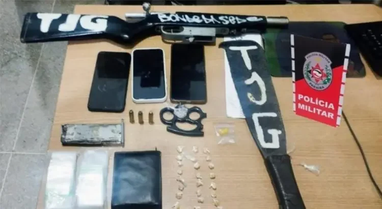 PM apreende arma e drogas em sede de torcida organizada do Treze, em CG PM apreende arma e drogas em sede de torcida organizada do Treze, em CG