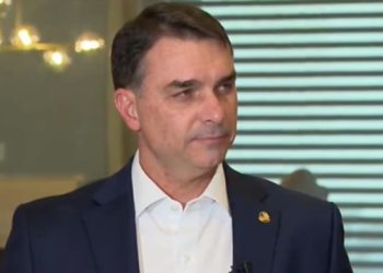 PRÉ-CAMPANHA DE FLÁVIO – Filho do ex-presidente Bolsonaro inicia giro pelo mundo