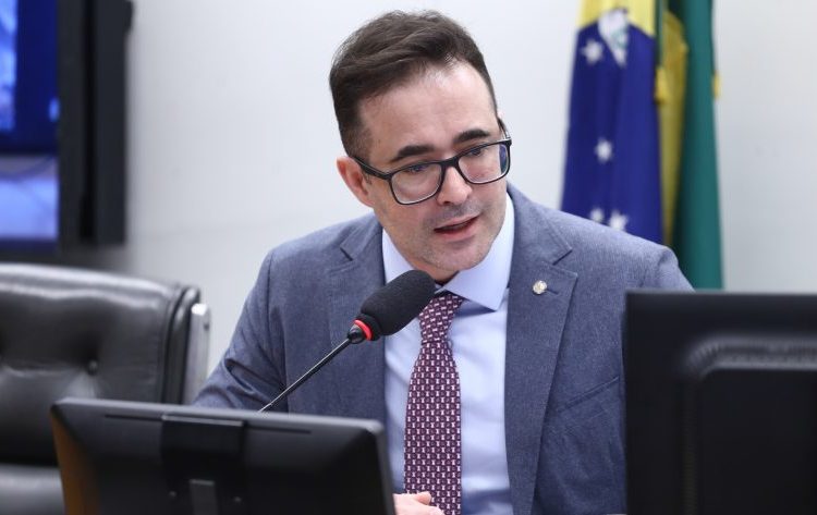 Comissão aprova projeto que assegura em lei direitos de passageiros em atrasos e cancelamentos de voos Comissão aprova projeto que assegura em lei direitos de passageiros em atrasos e cancelamentos de voos