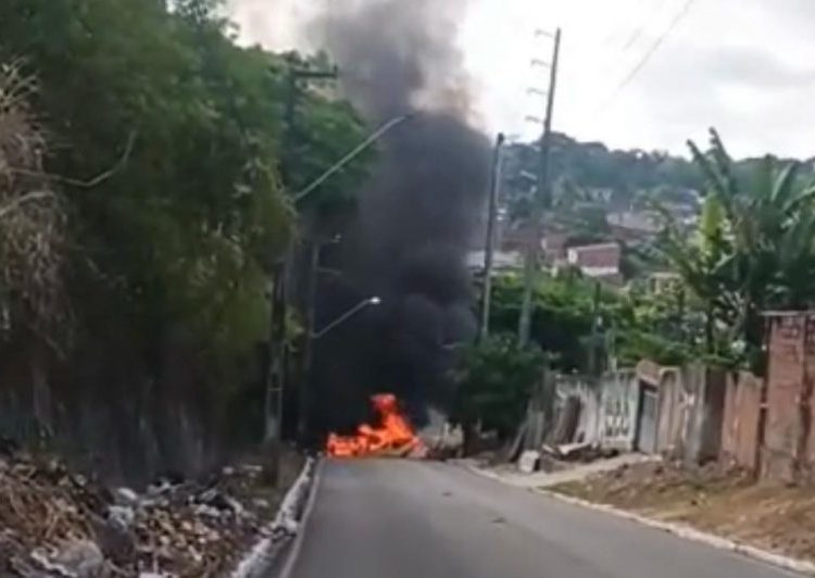 Jovem morre após troca de tiros com a PM em Jaguaribe; moradores fazem protesto Jovem morre após troca de tiros com a PM em Jaguaribe; moradores fazem protesto