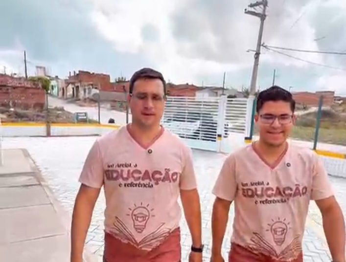 Prefeito e vice-prefeito de Areial visitam escolas municipais e entregam kits escolares