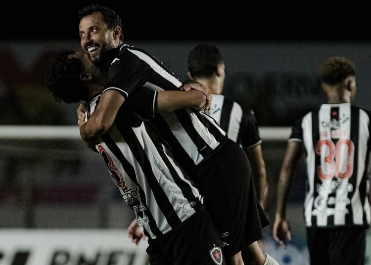 Botafogo-PB vence Sousa de virada e fica perto do título estadual