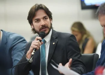 Crescimento do PSD de Pedro Cunha Lima e Gilberto Kassab ameaça a reeleição de Hugo Motta na Câmara