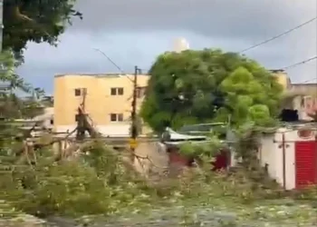 Forte chuva com vento deixa rastro de destruição em Campina com muitos transtornos e prejuízos